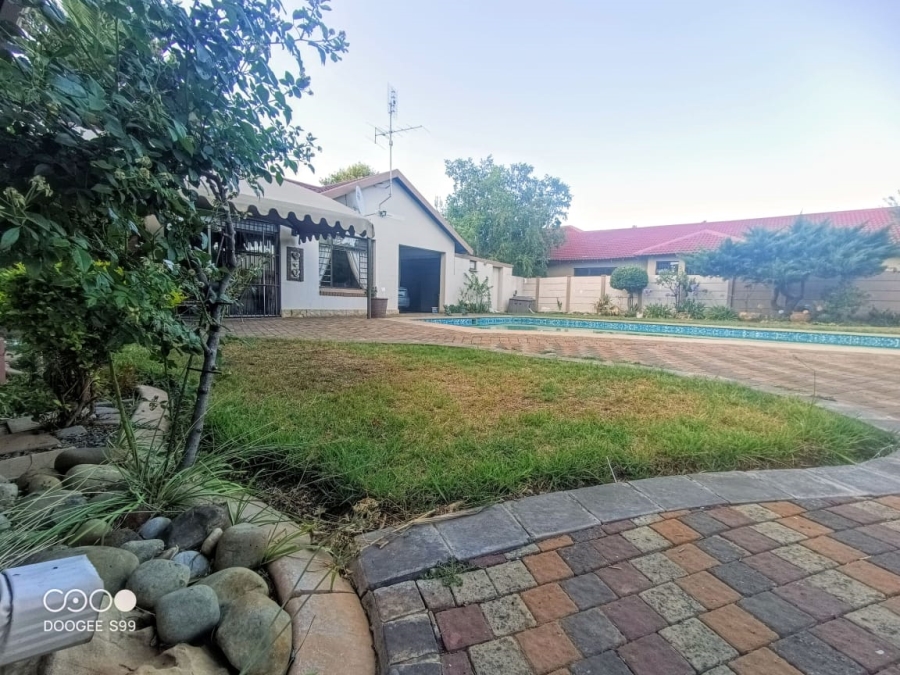 4 Bedroom Property for Sale in Langenhovenpark Free State